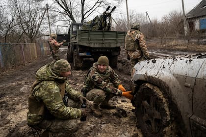 Militares ucranianos, en Bakhmut. (Lynsey Addario/The New York Times)