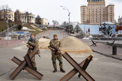 Militares ucranianos vigilan el puesto de control en la Plaza de la Independencia, el 4 de marzo de 2022 en Kiev, Ucrania
