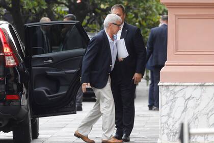 El ministro de Justicia, Mariano Cúneo Libarona, entra a la Casa Rosada para una reunión de Gabinete