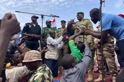 Mohamed Toumba, uno de los soldados que depuso al presidente de Níger, Mohamed Bazoum, se dirige a partidarios de la junta militar que ha tomado el control del país, en Niamey, el domingo 6 de agosto de 2023. (AP Foto/Sam Mednick)