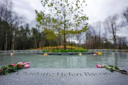 Monumento inaugurado en honor a las víctimas del tiroteo en la Escuela Primaria Sandy Hook, en Newtown, Connecticut, el domingo 13 de noviembre de 2022. Veinte alumnos de primer grado y seis maestras murieron en el tiroteo del 14 de diciembre de 2012. (AP Foto/Bryan Woolston)