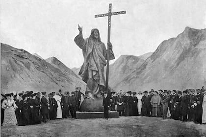 Monumento Internacional de la Paz en la Cordillera de los Andes. Estatua del Cristo Redentor colocada en la línea divisoria entre Chile y la Argentina, inaugurada el 13 de marzo de 1904.