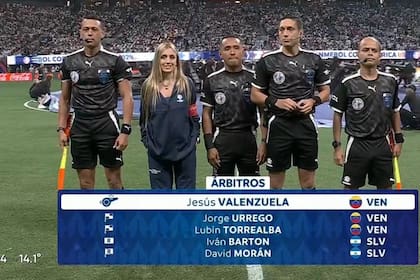 Morena Beltrán, junto a los árbitros de la Copa América