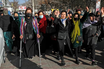 Mujeres afganas corean lemas durante una protesta contra el veto a la educación universitaria para las mujeres, en Kabul, Afganistán, el jueves 22 de diciembre de 2022.(AP Foto)