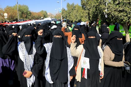 Mujeres de Yemen cantan en contra de Israel y Estados Unidos en una zona controlada por los hutíes