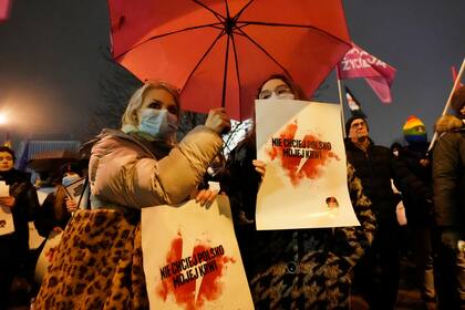 Mujeres muestran carteles durante una protesta antiaborto frente al Parlamento polaco en Varsovia, Polonia, el 1 de diciembre de 2021. (AP Foto/Czarek Sokolowski)