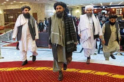 Mullah Abdul Ghani Baradar, vicepresidente y negociador de los talibanes, y otros miembros de la delegación asisten a la conferencia de paz afgana en Moscú, Rusia, el 18 de marzo de 2021