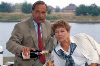 Murió Geoffrey Palmer, actor de James Bond y Doctor Who; en la foto, junto a Judi Dench, en una escena de la serie británica As Time Goes By