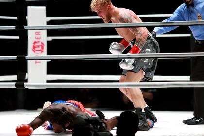 Nate Robinson no puede levantarse: recibió una brutal paliza en su debut boxísitico