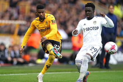 Nelson Semedo del Wolverhampton y Wilfried Gnonto del Leeds pelean por el balón en el encuentro de la Liga Premier el sábado 18 de marzo del 2023. (Mike Egerton/PA via AP)