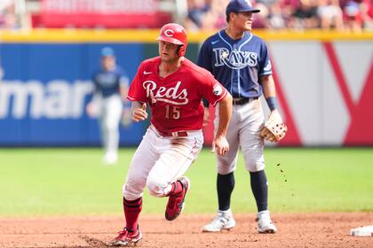 Nick Senzel de los Rojos de Cincinnati avanza a tercera base con un sencillo de Brandon Drury en la tercera entrada del juego ante los Rays de Tampa Bay el sábado 9 de julio del 2022. (AP Foto/Jeff Dean)