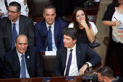 Nicolas Posse, jefe de gabinete, Guillermo Francos, ministro del Interior, junto a otros ministros durante la inauguración del período de sesiones ordinarias del Congreso Nacional.