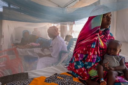 Niños sudaneses que sufren desnutrición reciben tratamiento en una clínica de MSF en el campamento Metche, Chad, cerca de la frontera con Sudán, el sábado 6 de abril de 2024.