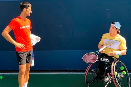 La charla del sábado en Nueva York entre Novak Djokovic y Gustavo Fernández, que el serbio mencionó en las redes sociales; el mejor tenista del momento y el número 2 sobre silla de ruedas tienen un buen vínculo desde Roland Garros 2017.