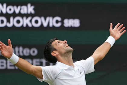 Novak Djokovic celebra su victoria ante Matteo Berrettini en la final de Wimbledon, el domingo 11 de julio de 2021, en Londres. (AP Foto/Alberto Pezzali)