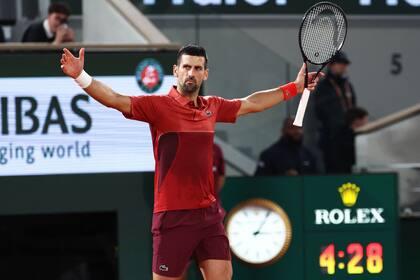 Novak Djokovic celebrando la emocionante victoria ante Lorenzo Musetti en Roland Garros: el reloj no miente, el partido terminó a las 3.05 de la madrugada de este domingo en París