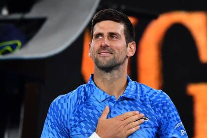 Novak Djokovic devuelve el afecto del público australiano con una mano sobre el pecho