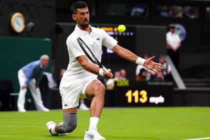 Novak Djokovic se retiró de Roland Garros por una lesión en la rodilla que requería operación; se recuperó y está en Wimbledon