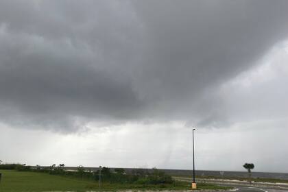Nubes de la tormenta tropical Claudette se forman en la autopista 90 Beaches en Pass Christian, Mississippi, el viernes 18 de junio de 2021. (Hunter Dawkins/The Gazebo Gazette via AP)