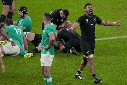 Nueva Zelanda festejan tras robar la pelota en la última jugada; así vencen a Irlanda por 28-24 y pasan a una semifinal del Mundial de Francia, la que los enfrentará el viernes con los Pumas.
