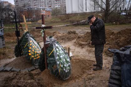 Oleg, de 56 años, llora a su madre, Inna, de 86, fallecida en la guerra contra Rusia en Bucha, a las afueras de Kiev, Ucrania, el domingo 10 de abril de 2022. (AP Foto/Rodrigo Abd)