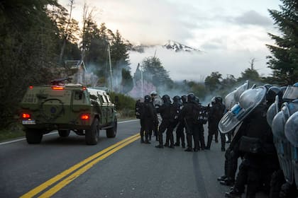 Operativo de desalojo en Villa Mascardi, ante las usurpaciones de grupos mapuches