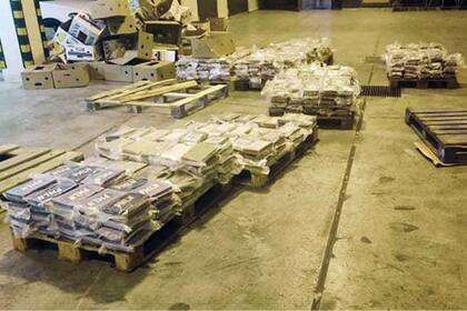 Paquetes de cocaína que estaban escondidos en cajas de bananas se ven en el Malta Freeport, un núcleo de transportes internacionales en Malta, tras ser confiscados por la Aduana de Malta, el martes 8 de junio de 2021. (Aduanas de Malta via AP)