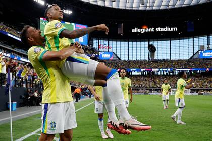 Para arriba: Savinho, la revelación, es tomado por Danilo, en un gesto de la recuperada alegría brasileña; el Scratch se impuso por 4-1 a Paraguay y lo sacó de la pelea por la Copa América.