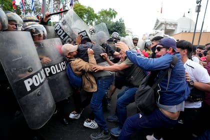 Partidarios del derrocado presidente Pedro Castillo chocan con la policía durante una protesta en Lima, Perú, el jueves 8 de diciembre de 2022. (AP Foto/Fernando Vergara)
