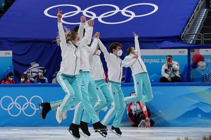 Patinadores del equipo del Comité Olímpico de Rusia celebran su victoria en la prueba de patinaje artístico por equipos de los Juegos Olímpicos de Invierno de Beijing, el 7 de febrero de 2022, en Beijing. (AP Foto/David J. Phillip)