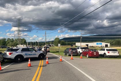 Patrullas bloquean una calle frente a una instalación donde se produjo un tiroteo cerca de Smithsburg, Maryland, el jueves 9 de junio de 2022. (AP Foto/Michael Kunzelman)