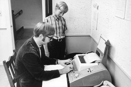 Paul Allen opera una computadora bajo la mirada de Bill Gates, en la escuela secundaria Lakeside; juntos crearon Microsoft, ¿qué papel jugó la suerte?