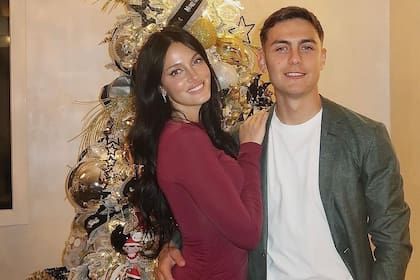 Paulo Dybala junto a su novia Oriana Sabatini en los festejos de la navidad