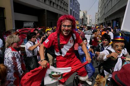 Payasos marchan por primera vez después de dos años de restricciones por la pandemia de COVID-19 que les impidieron celebrar el Día del Payaso en Lima, Perú, el miércoles 25 de mayo de 2022. (AP Foto/Martin Mejia)