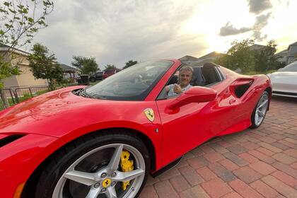 Pedro Massacessi en su Ferrari, uno de sus autos deportivos que lo apasionan desde chico y forman parte de su presente en Estados Unidos