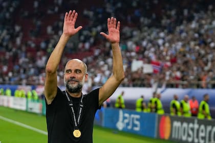 Pep Guardiola se sigue colgando medallas; con Manchester City celebró en Grecia, por la Supercopa de Europa