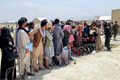 Personas formadas esperando a ingresar al aeropuerto internacional de Kabul, Afganistán, el 17 de agosto de 2021. (AP Foto)
