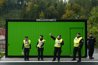 Policías de República Checa, en un puesto de control en Stary Hrozenkov, en el límite con Eslovaquia. (AP/Petr David Josek)