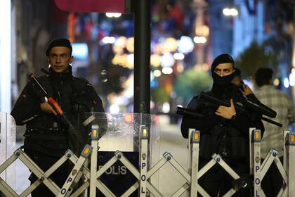 Policías montan guardia en el acceso a una calle tras una explosión en la popular Avenida Istiklal, una vía peatonal de Estambul, la noche del domingo 13 de noviembre de 2022. (AP Foto/Emrah Gurel)
