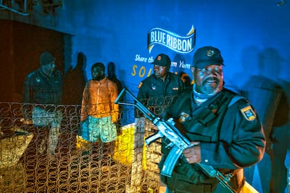 Policías patrullan un área de Soweto, Sudáfrica, el martes 12 de julio de 2022, en busca de armas ilegales después de un tiroteo en un bar durante el fin de semana, en el que 16 personas murieron. (AP Foto/Shiraaz Mohamed)