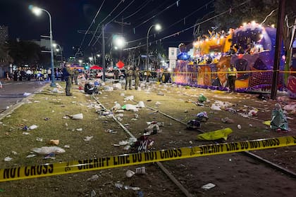 Policías trabajan en la escena de un tiroteo ocurrido durante el desfile Krewe of Bacchus, el domingo 19 de febrero de 2023. (David Grunfeld/The Times-Picayune/The New Orleans Advocate vía AP)