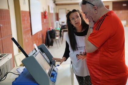 El sistema de voto electrónico en Neuquén combina la tecnología con una constancia física del sufragio