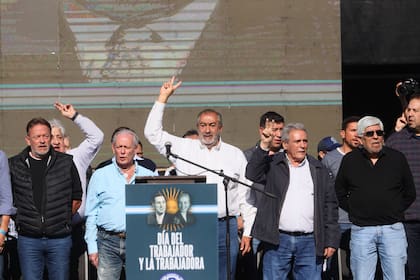 Pronotti (Uocra), Rodríguez (UPCN), Daer (Sanidad), Acuña (Estaciones de Servicio) y Moyano (Camioneros), en el escenario de la CGT