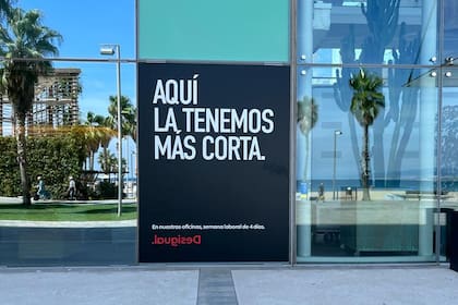 Publicidad de la aplicación de la jornada laboral de cuatro días semanales en Barcelona