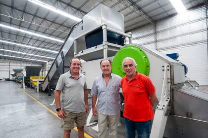 Rafael Martinez Desanzo, Andrés Aner y Juan José Tomasello, creadores de Zewan, empresa que creó las máquinas para procesar basura