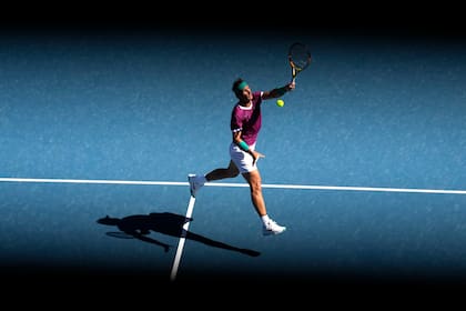 Rafael Nadal durante el paritdo contra Marcos Girón en la primera ronda del Abierto de Australia, el lunes 17 de enero de 2022. (AP Foto/Simon Baker)
