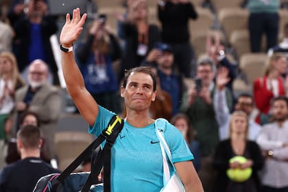 Rafael Nadal se despide del estadio Philippe-Chatrier; el dueño de 14 títulos en París se negó a un adiós definitivo
