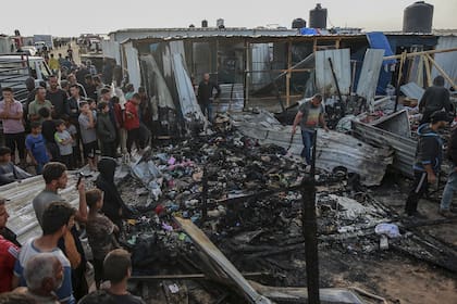 El impacto de un ataque israelí en Rafah, en el sur de Gaza. (AP/Jehad Alshrafi)