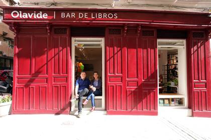 Raquel Garzón y Daniel Ulanovsky Sack en la flamante librería del barrio madrileño de Chamberí: Olavide Bar de Libros