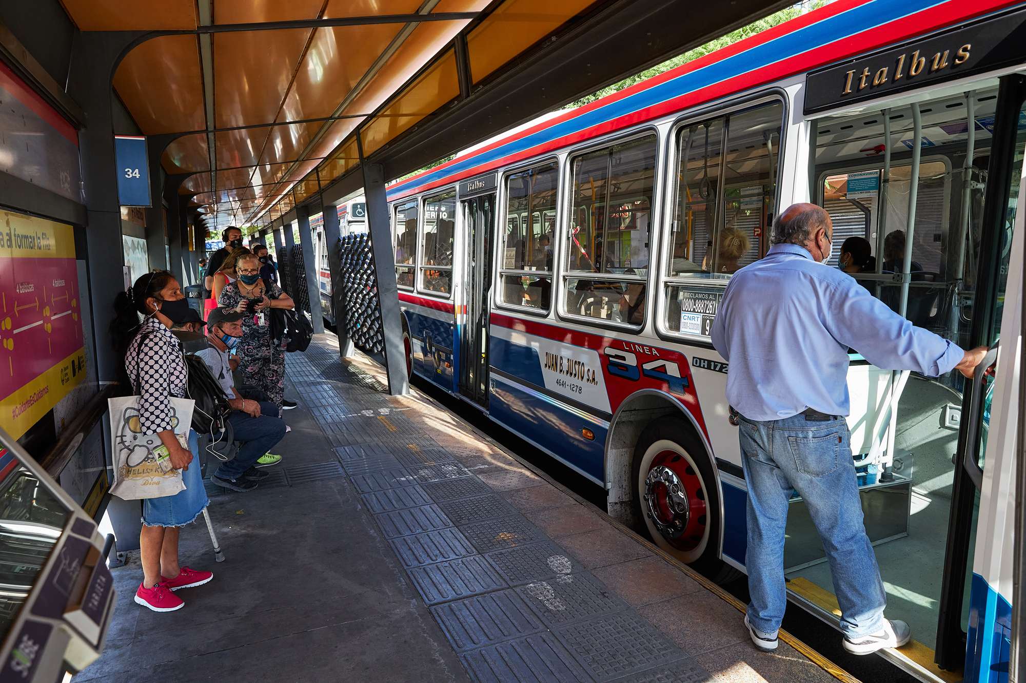 Recorrida para ver como viajan los pasajeros. Estaci-n Liniers. En los andenes de colectivos los encargados controlan que solo suban sentados. 
Foto: Hernan Zenteno   22_1_21